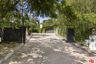 9559 Sherwood Forest Ln in Beverly Hills, CA - Building Photo