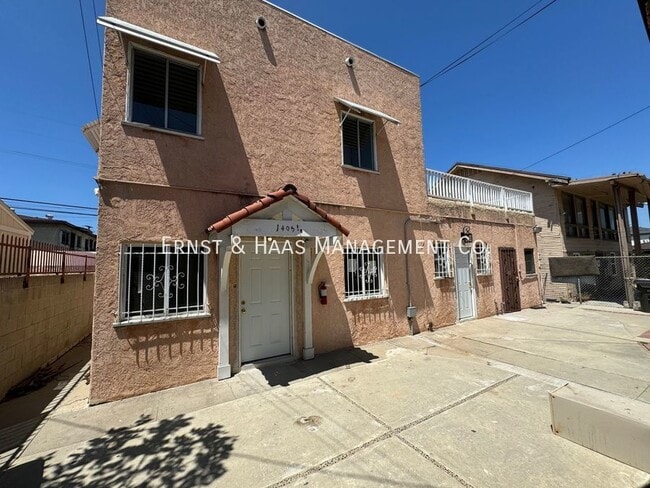 property at 1405 1/2 Olive Ave