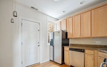 3254 N Clifton Ave, Unit A08C in Chicago, IL - Building Photo - Building Photo