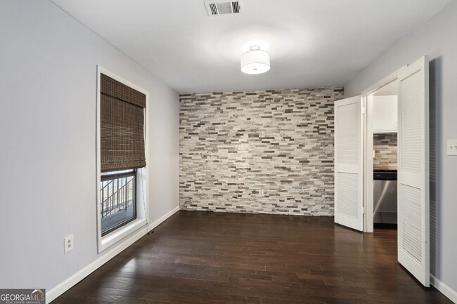 8740 Roswell Rd in Atlanta, GA - Foto de edificio - Building Photo