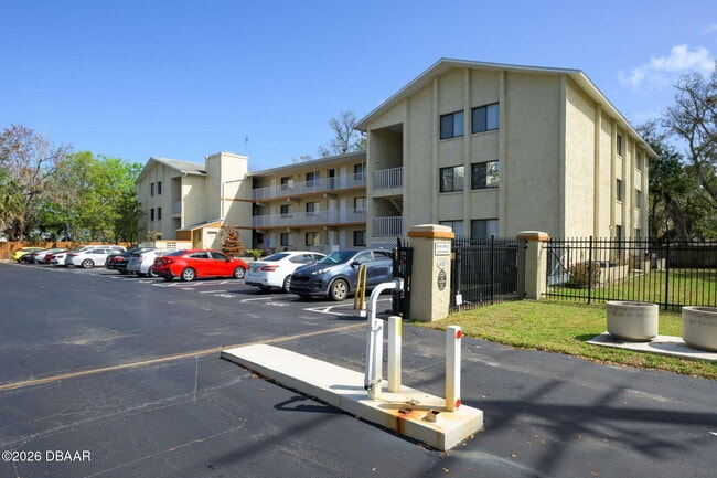 633 S Palmetto Ave in Daytona Beach, FL - Foto de edificio - Building Photo