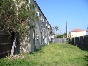 112-116 E Ling St in South Padre Island, TX - Building Photo - Building Photo