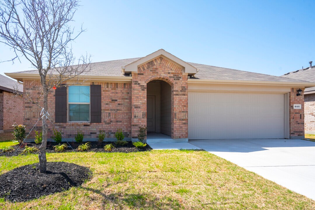 605 Bronze Cir W in Springtown, TX - Building Photo