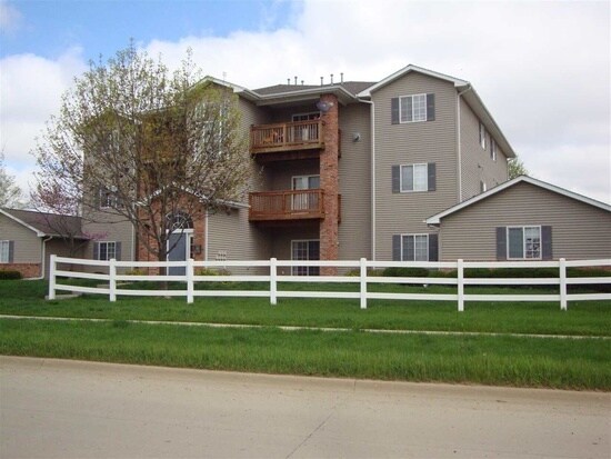 2825 Triple Crown Ln in Iowa City, IA - Foto de edificio