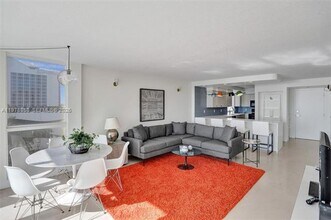6917 Collins Ave in Miami Beach, FL - Foto de edificio - Building Photo