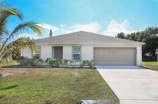 2352 SE Surrey Pl in Port St. Lucie, FL - Building Photo
