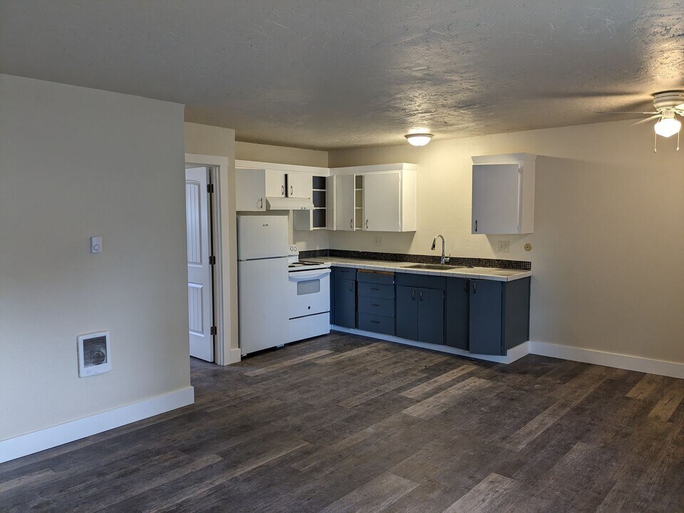 130 NE 6th St in Bend, OR - Building Photo