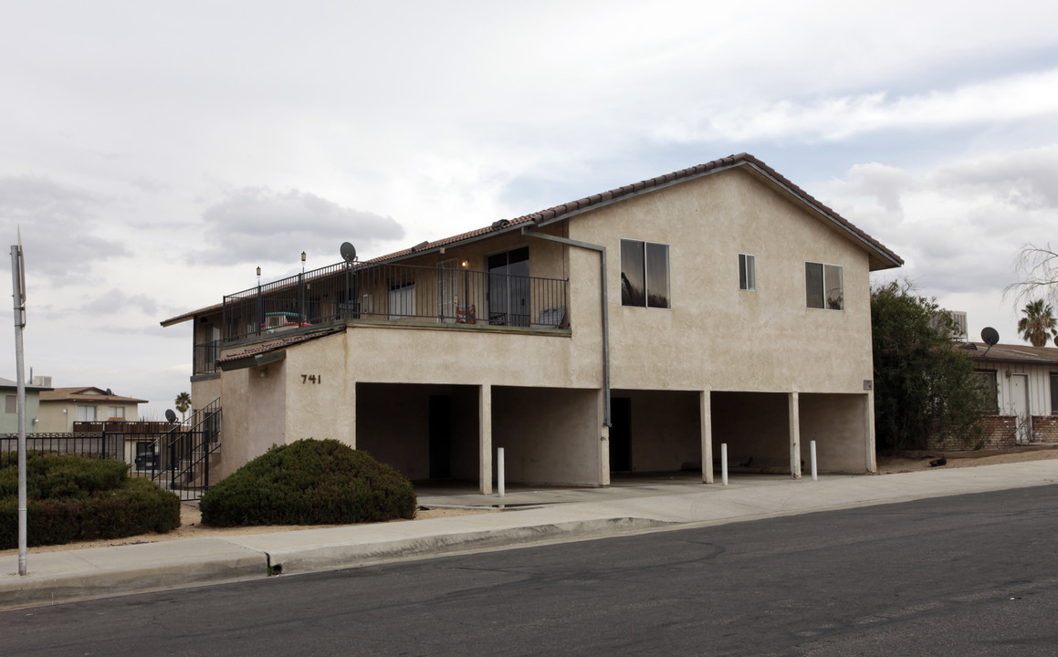 741 Upton Dr in Barstow, CA - Foto de edificio