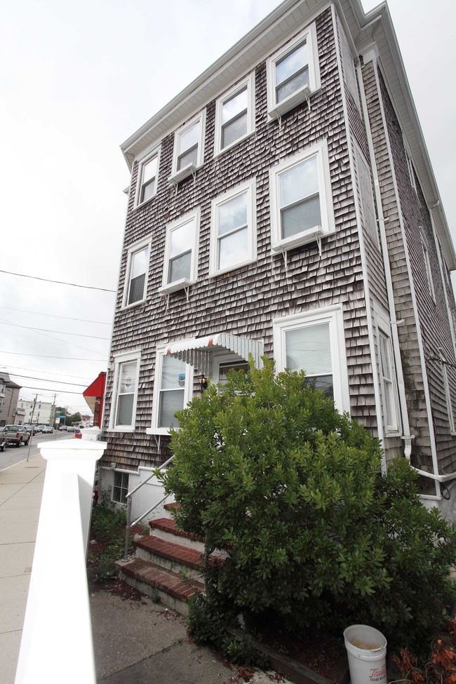 493 Belleville Ave in New Bedford, MA - Building Photo - Building Photo