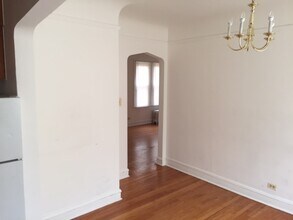 6032 Irving Park Rd, Unit 4B in Chicago, IL - Foto de edificio - Building Photo