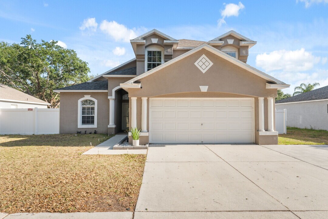 3316 Pine Top Dr in Valrico, FL - Building Photo