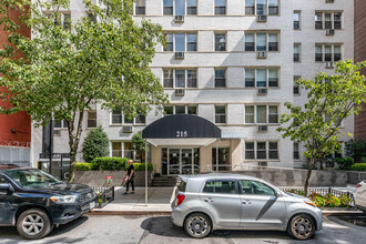 215 E 80th St in New York, NY - Foto de edificio - Building Photo