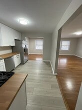 7202 W Crain St, Unit #2 in Niles, IL - Foto de edificio - Building Photo