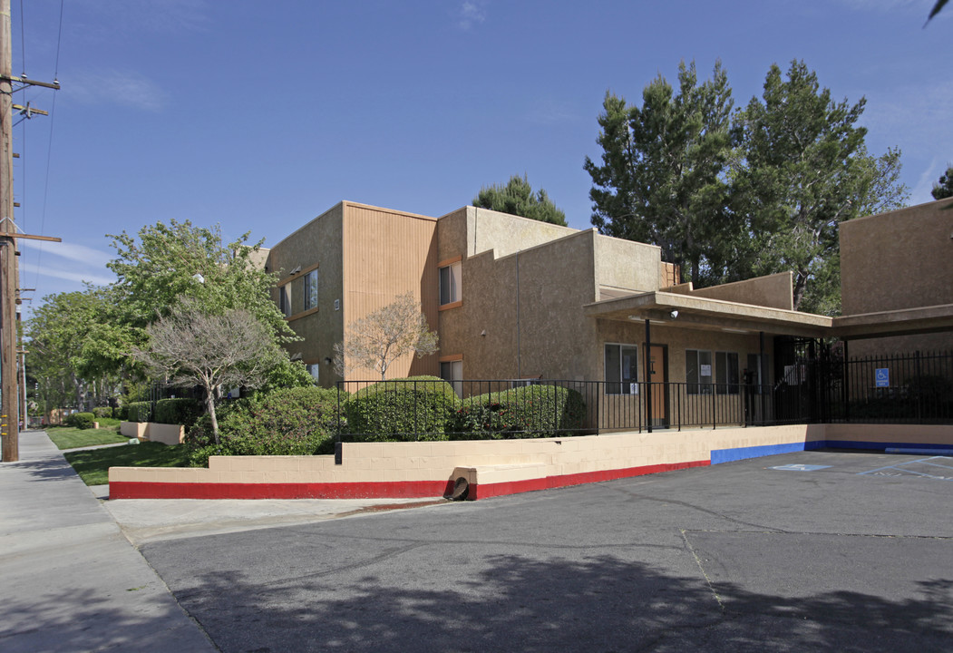 Village Garden Apartments in Palmdale, CA - Foto de edificio