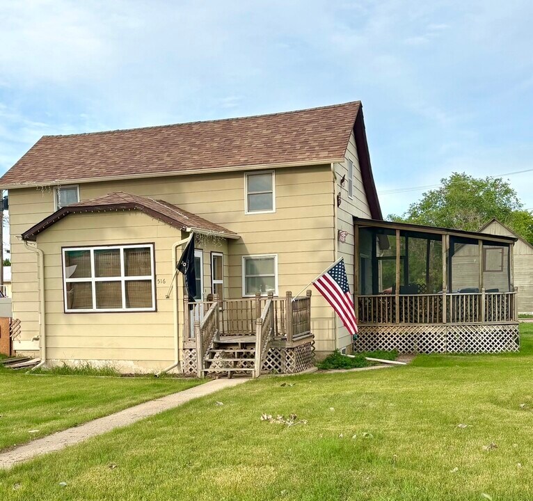 516 Broadway Ave in Culbertson, MT - Foto de edificio