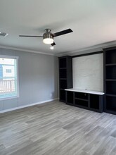 15923 S Flores St in San Antonio, TX - Foto de edificio - Building Photo