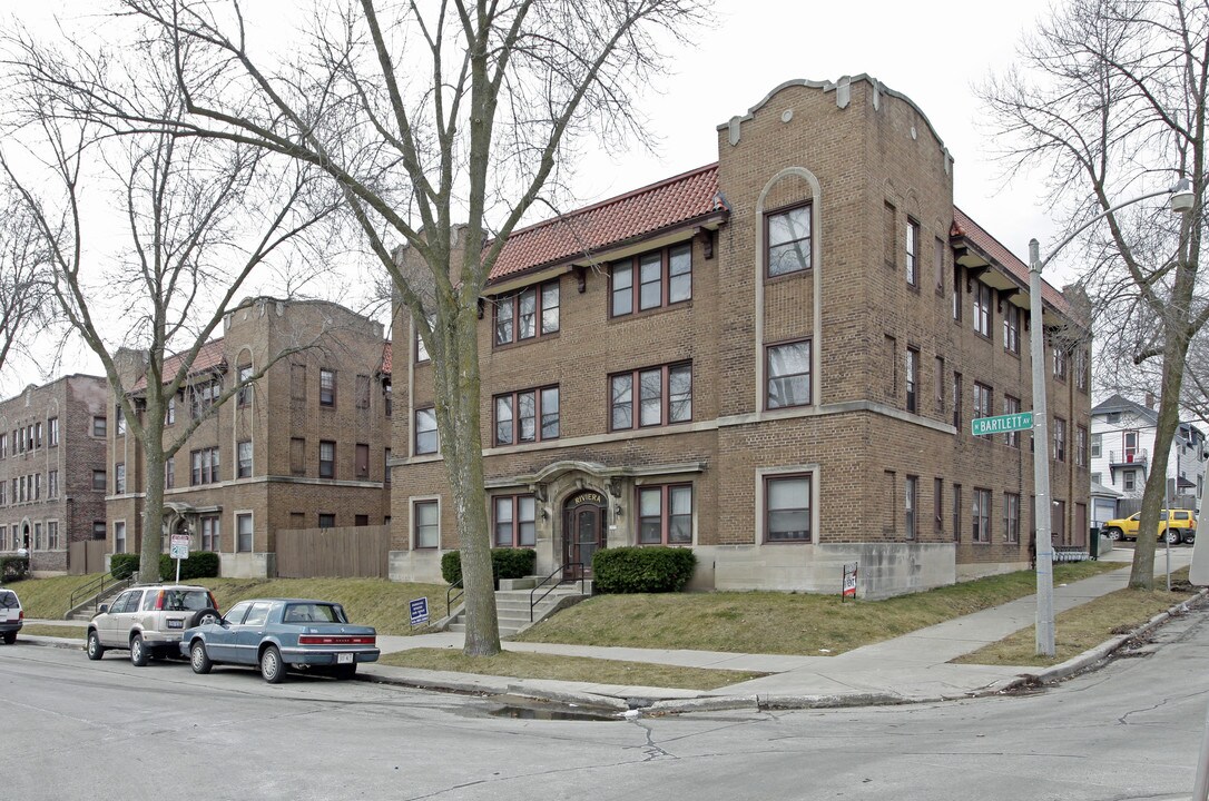 Riviera Apartments in Milwaukee, WI - Building Photo