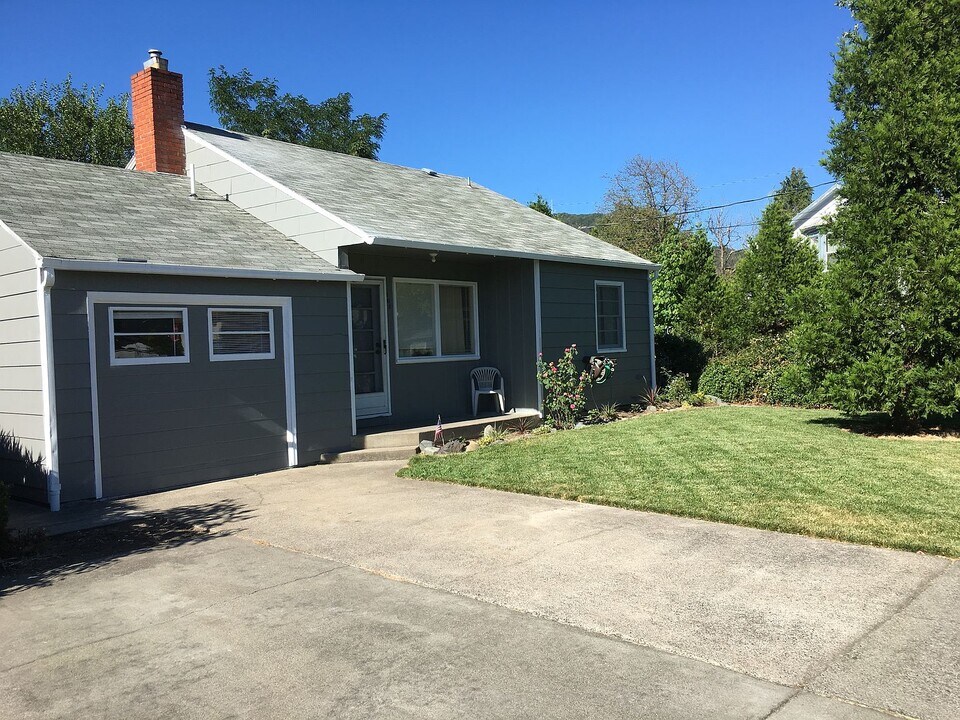 408 NE D St in Grants Pass, OR - Foto de edificio