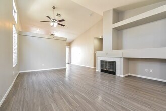 534 Rancho Del Norte Dr, Unit 300TH in North Las Vegas, NV - Building Photo - Building Photo
