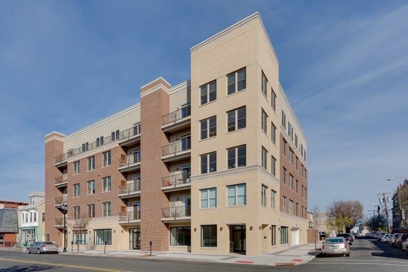 186 Broadway in Bayonne, NJ - Building Photo