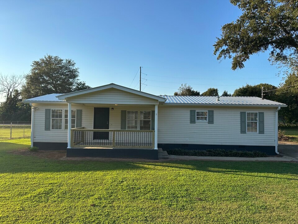 38 Shuford St in Lavonia, GA - Building Photo