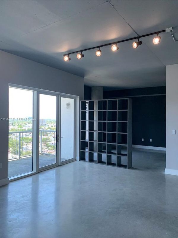 10 SW South River Dr in Miami, FL - Building Photo - Building Photo