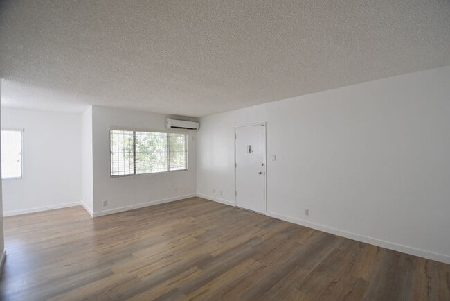 6152 Woodman Ave in Los Angeles, CA - Building Photo - Building Photo
