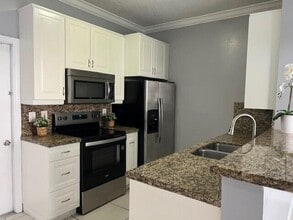 2163 Madeira Dr in Weston, FL - Foto de edificio - Building Photo