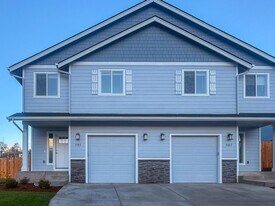 505-507 NW Hillcrest Dr in Dallas, OR - Building Photo