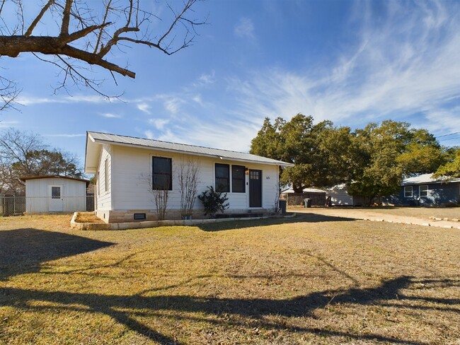 611 W Travis St in Fredericksburg, TX - Building Photo - Building Photo