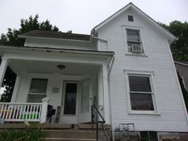 517 Riverside Dr in Piqua, OH - Building Photo