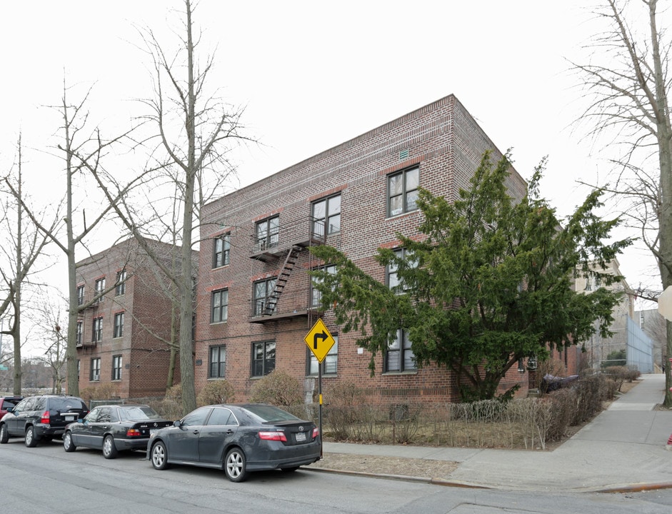 264-266 E 211th in Bronx, NY - Building Photo