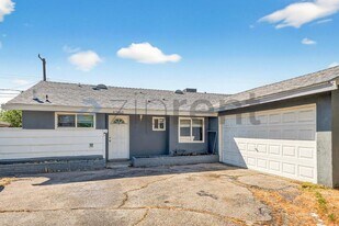 45463 Foxton Ave in Lancaster, CA - Building Photo