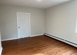 75 Putnam St, Unit 1 in Boston, MA - Foto de edificio - Building Photo