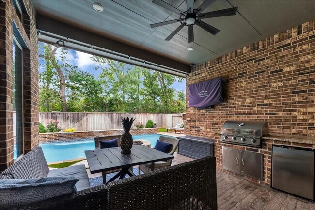 1027 Ginger Glade Ln in Pinehurst, TX - Foto de edificio - Building Photo