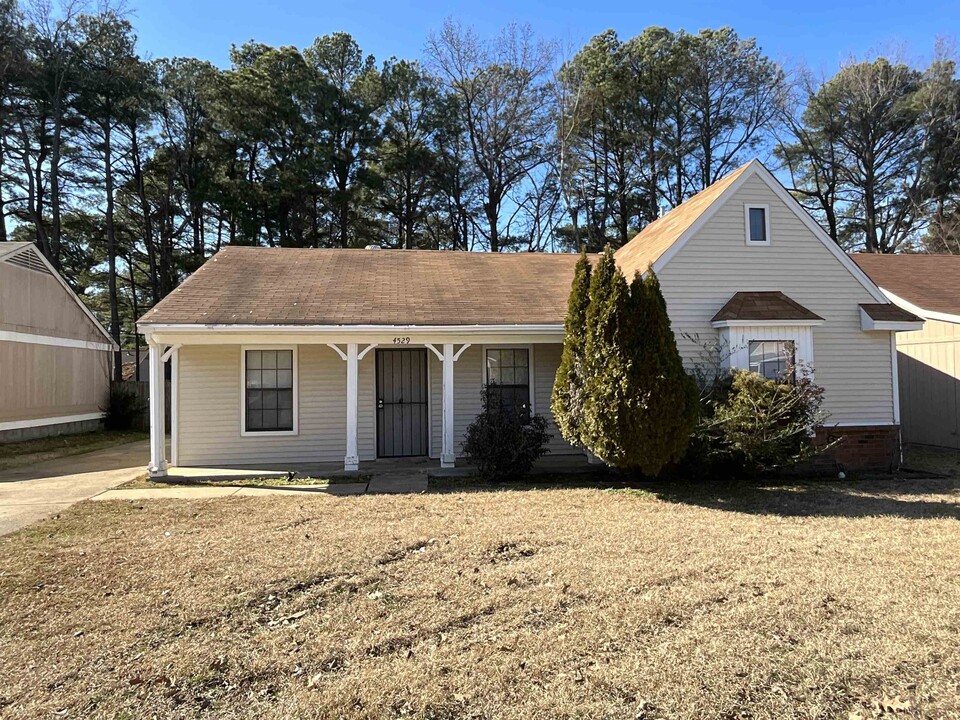 4529 Country Brook Dr in Memphis, TN - Building Photo