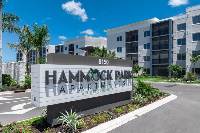 Hammock Park in Naples, FL - Foto de edificio - Building Photo