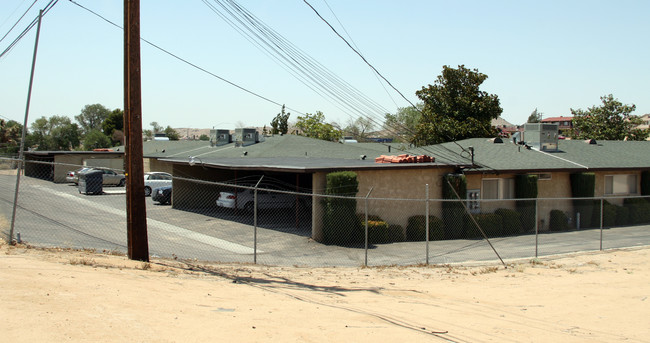 19001 Outer Hwy 18 in Apple Valley, CA - Building Photo - Building Photo