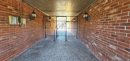 11550 Chimney Rock Rd in Houston, TX - Building Photo - Building Photo