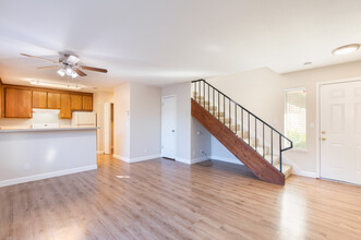 599 Blossom Way in Hayward, CA - Building Photo - Interior Photo