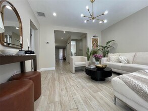 557 De Leon Dr in Miami Springs, FL - Building Photo - Building Photo