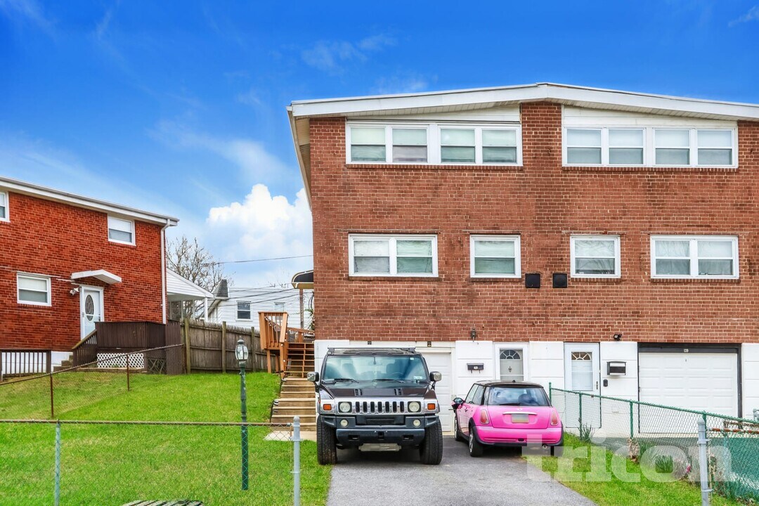 137 Crum Creek Dr in Woodlyn, PA - Building Photo