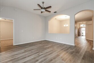 9919 Stockbridge Dr in Tampa, FL - Building Photo - Building Photo