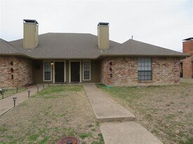 443 Warbler Dr in Desoto, TX - Building Photo