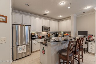 4300 S Beach Pkwy in Jacksonville Beach, FL - Foto de edificio - Building Photo