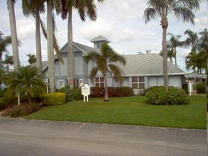 Palm Breezes Club in Lake Worth, FL - Foto de edificio - Building Photo