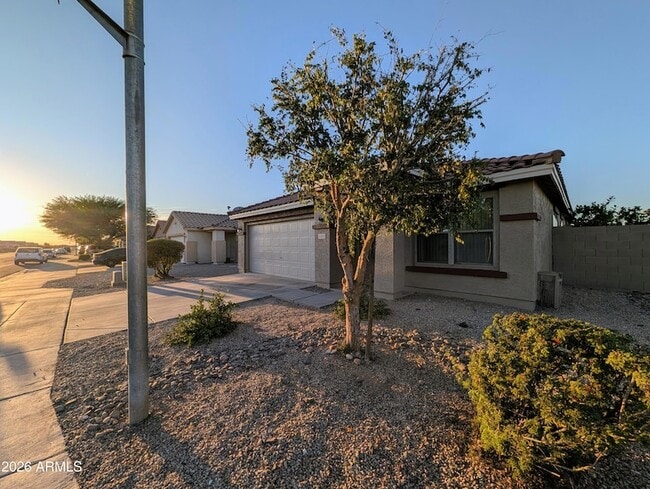 2404 W Roeser Rd in Phoenix, AZ - Building Photo - Building Photo