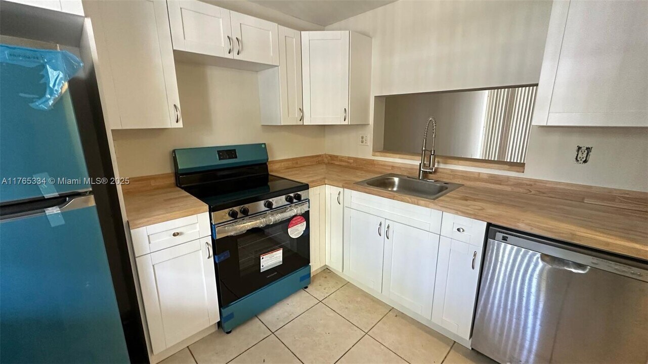 10825 SW 112th Ave in Miami, FL - Building Photo