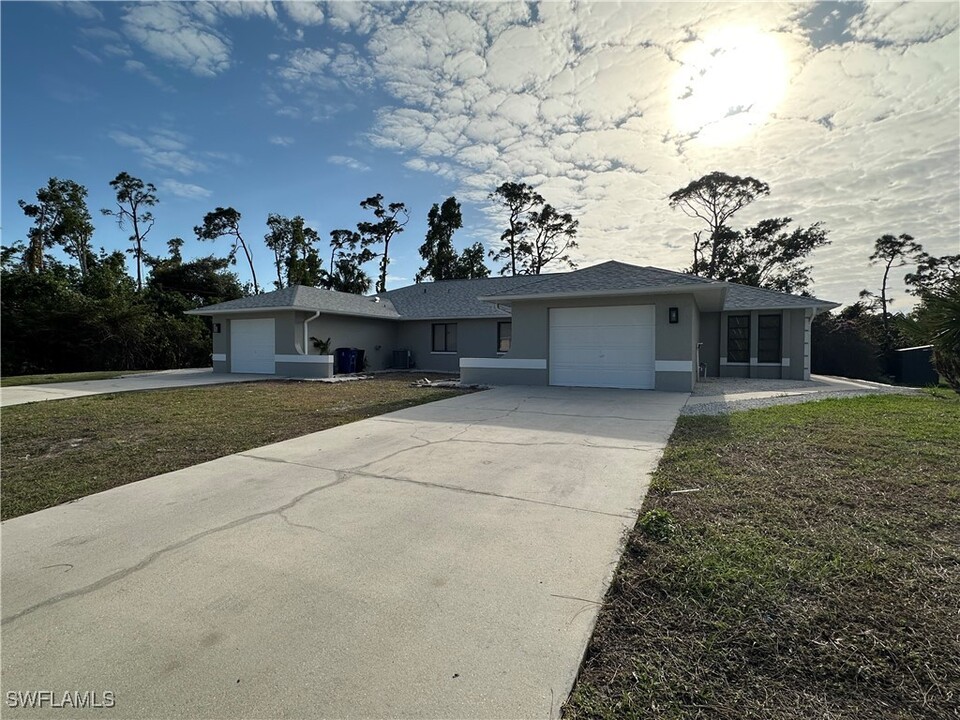 17414 E Carnegie Cir in Ft. Myers, FL - Building Photo