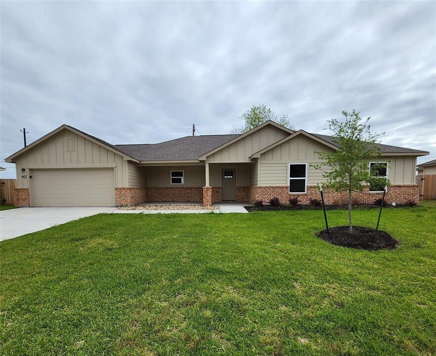 1437 La Delle St in Wharton, TX - Building Photo
